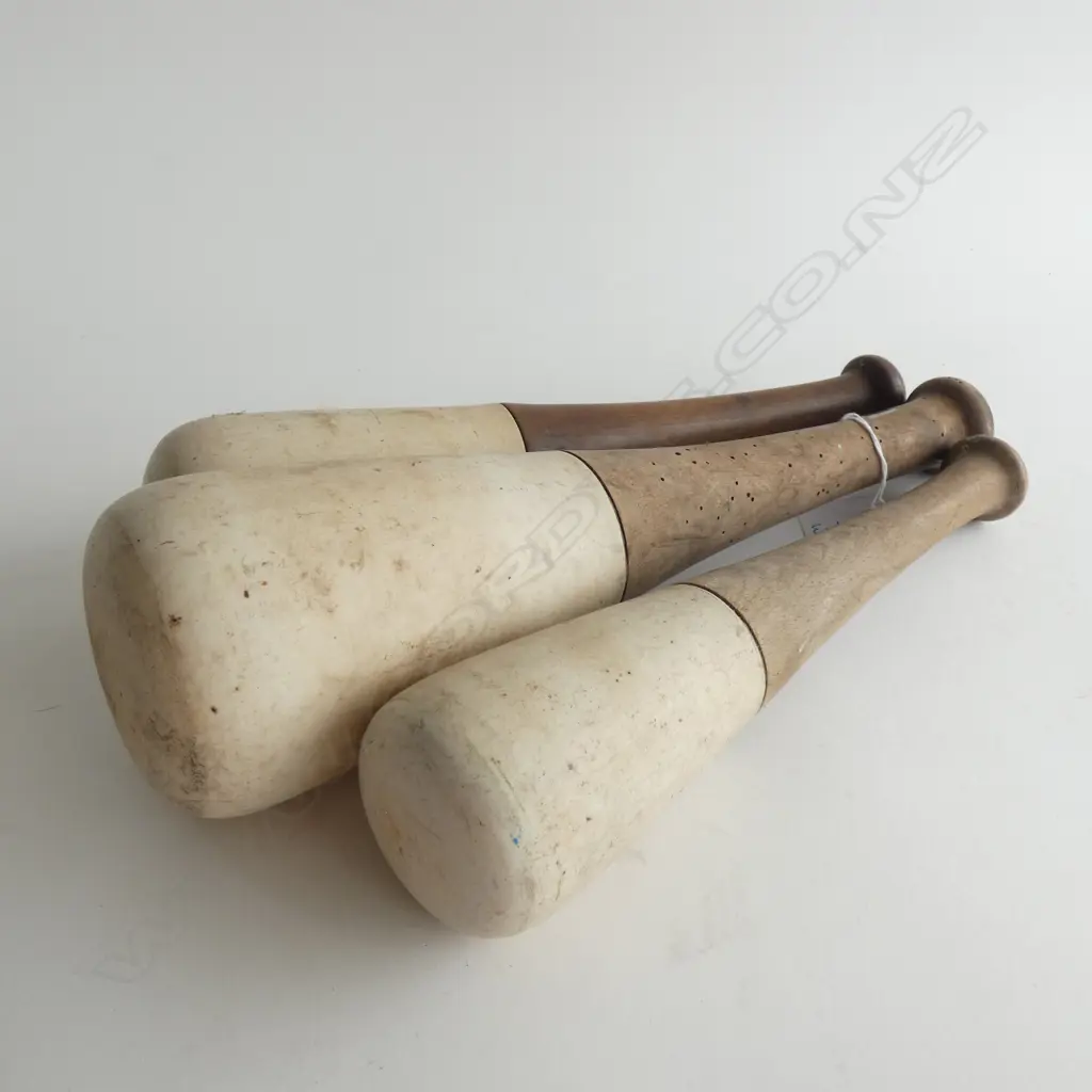 3 VINTAGE PESTALS  Image 1++