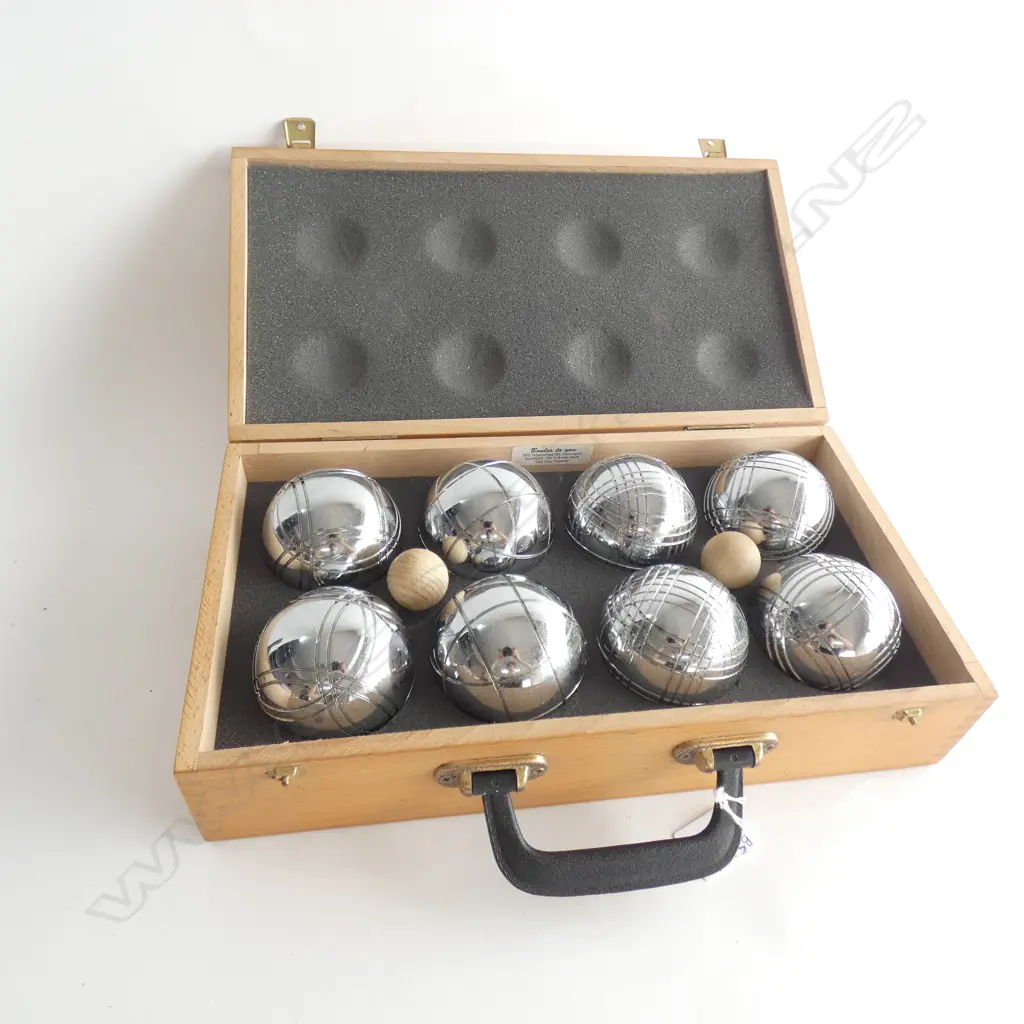 CASED BOULES SET  Image 1++