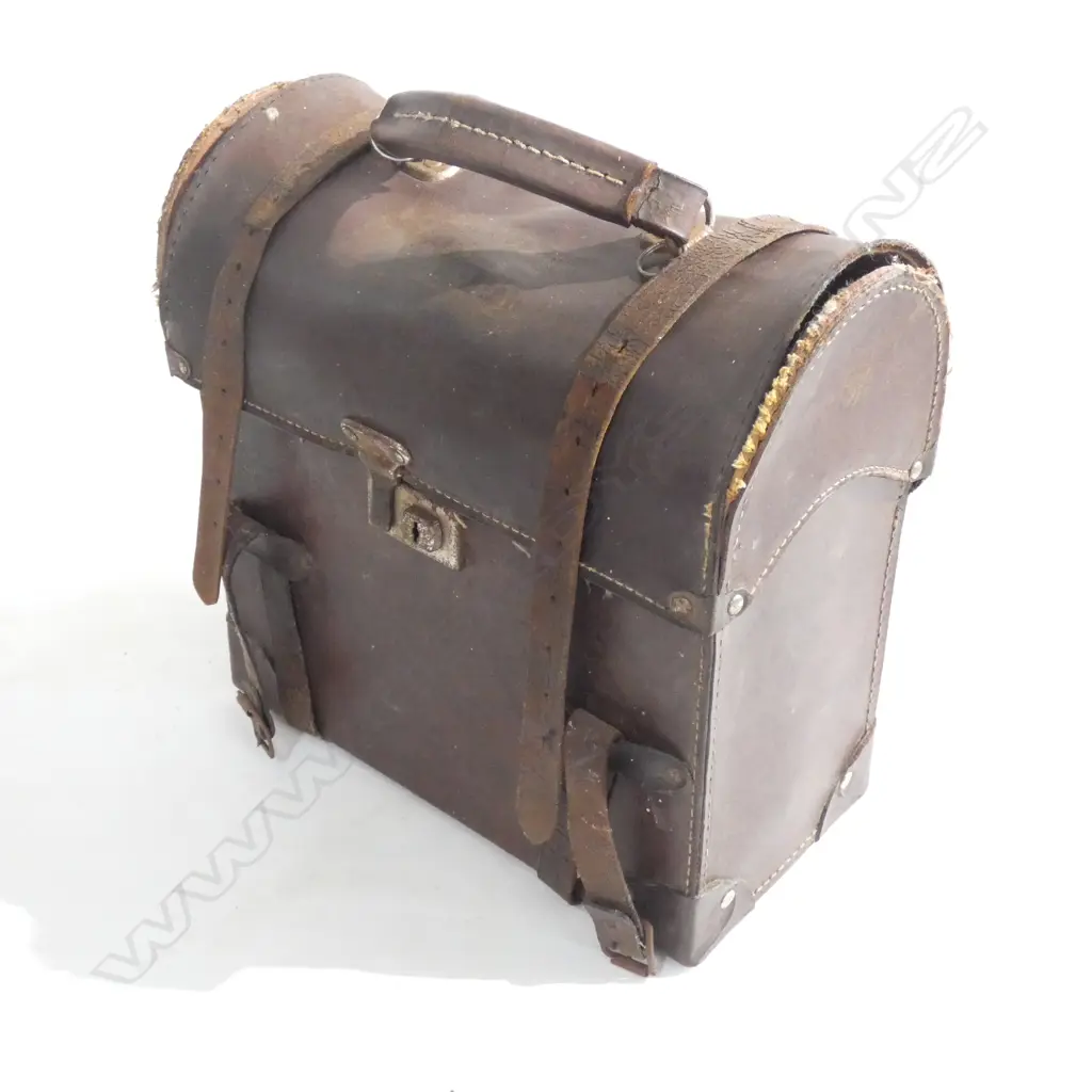 OLD LEATHER CASED LAWN BOWLS SET Image 1++