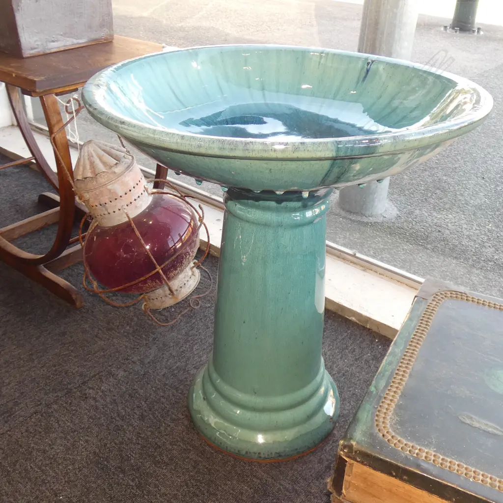 LG SEA GREEN GLAZED BIRD BATH & STAND DIA 530 H 640MM Image 1++