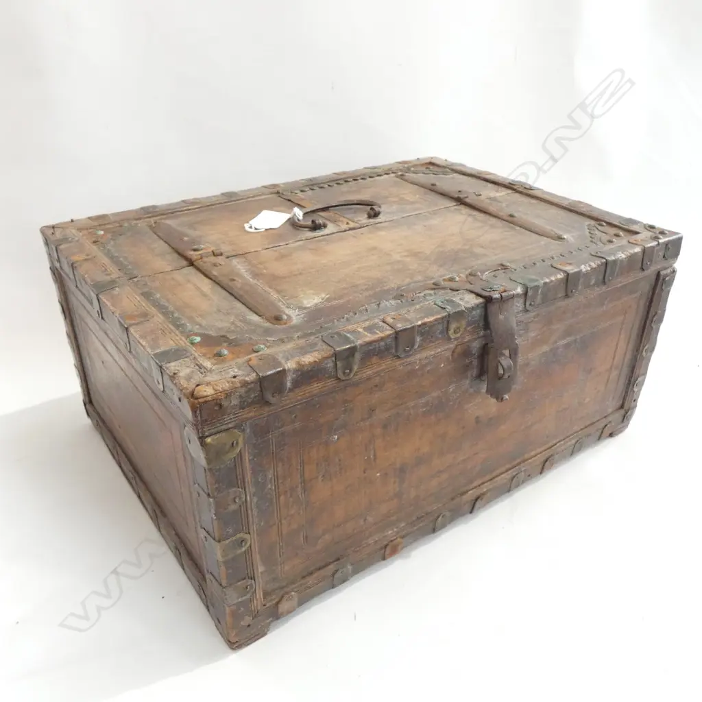 SMALL WOODEN CHEST INDONESIAN Image 1++