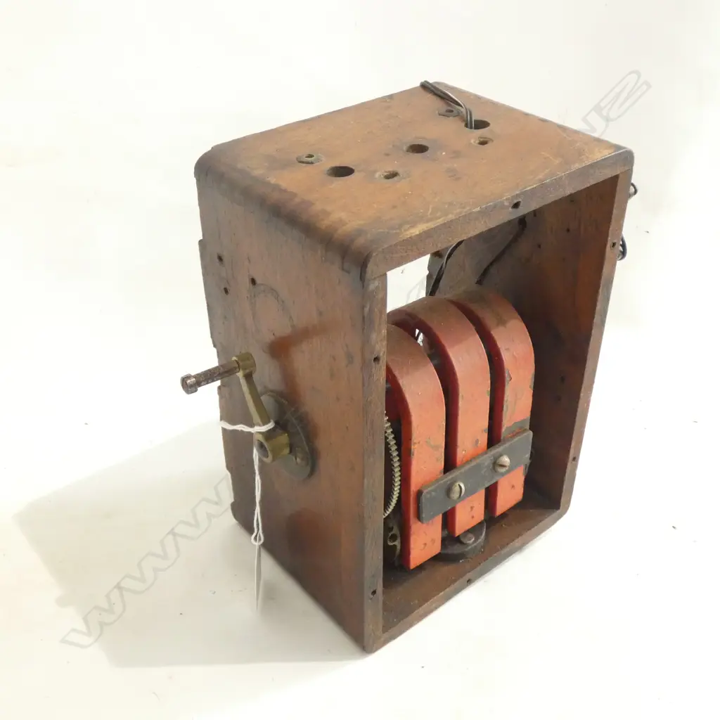 VINTAGE WOODEN CASED HAND CRANK GENERATOR H. 215MM Image 1++