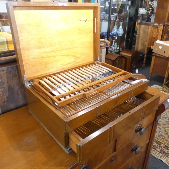 LG WOODEN 2 DRAWER CASED VINERS CUTLERY SET; 8 PLACE SETTINGS + CARVERS ETC; 88 PCS - KEY INCL.