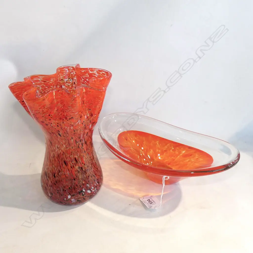 2 PCES ORANGE ART GLASS; HOKITIKA BOWL L.245mm & VASE H.200mm Image 1++
