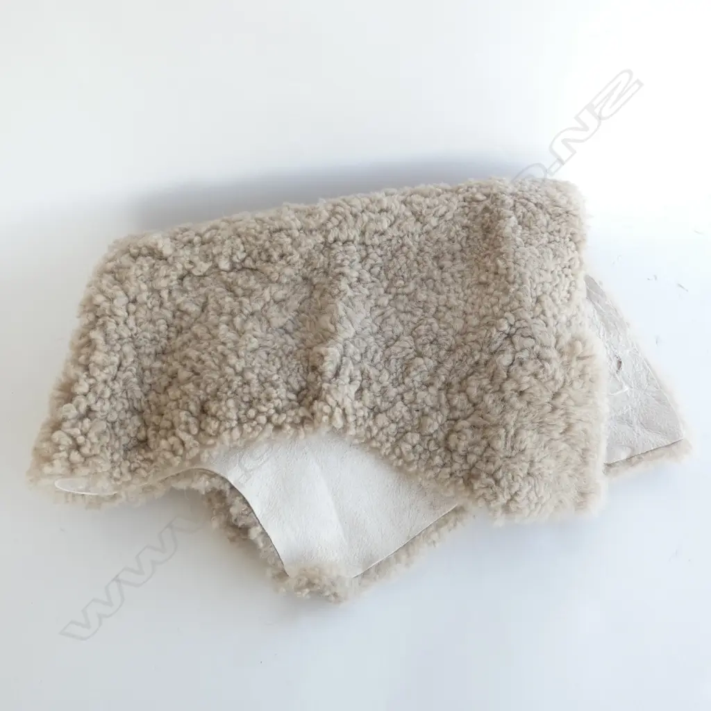 CURLY HAIR LAMBSWOOL RUG APPROX 1060 X 740MM Image 1++