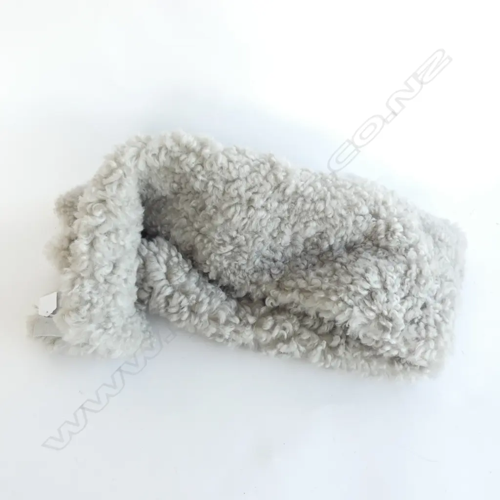 GREY CURLY HAIR LAMBSWOOL RUG APPROX 1100 X 690MM Image 1++