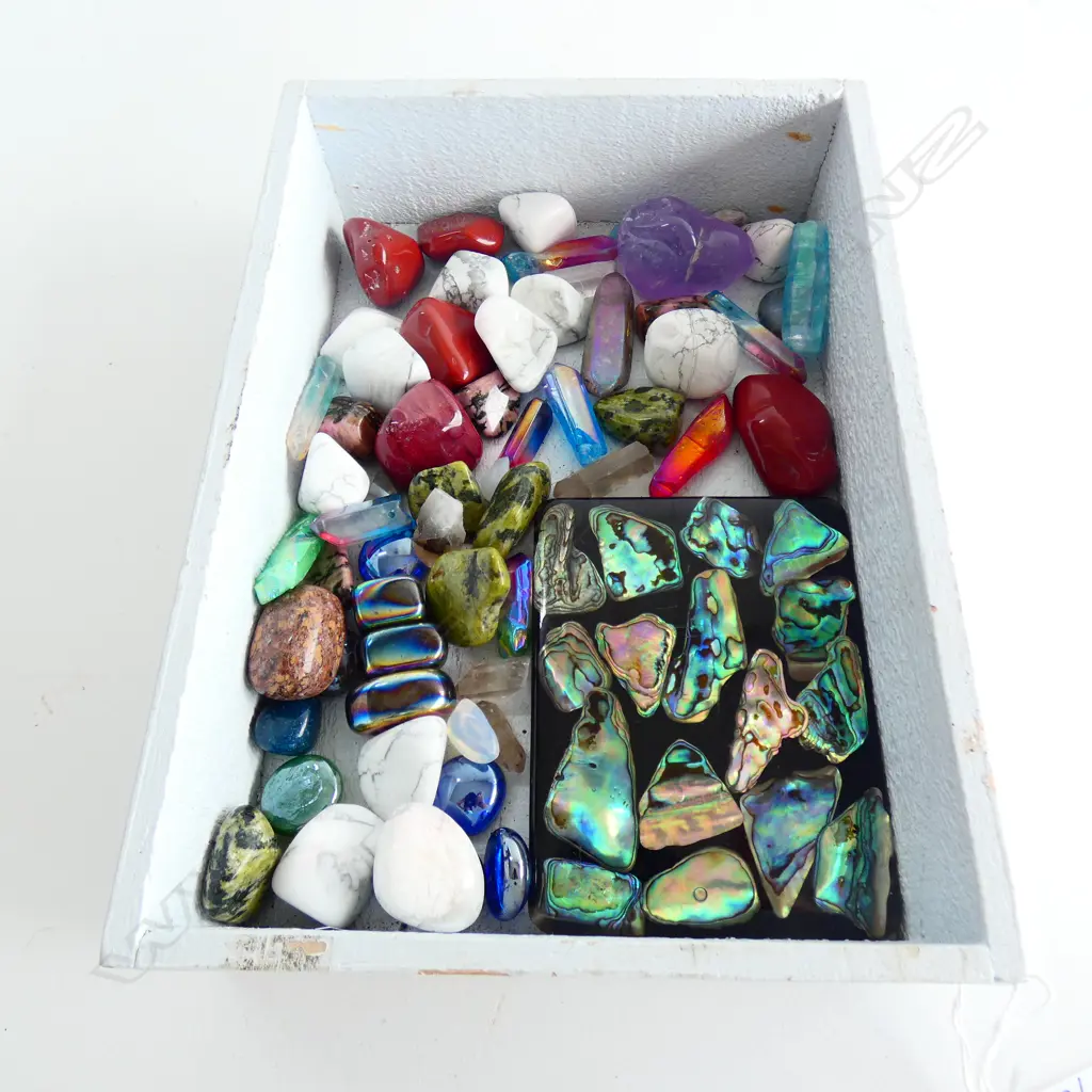 TRAY ASST. CRYSTALS & POLISHED STONES ETC Image 1++