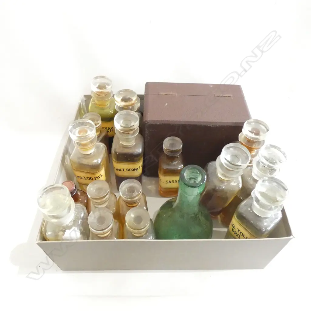 BOX OLD CHEMIST BOTTLES  Image 1++