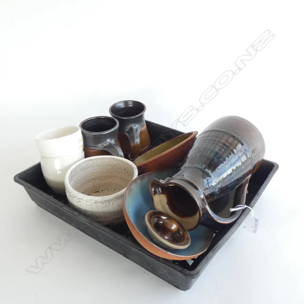9 POTTERY PCES INCL. 2 BENDIGO MUGS, PAUL MELSER STAND, YELLAND DISH ETC Image 1++