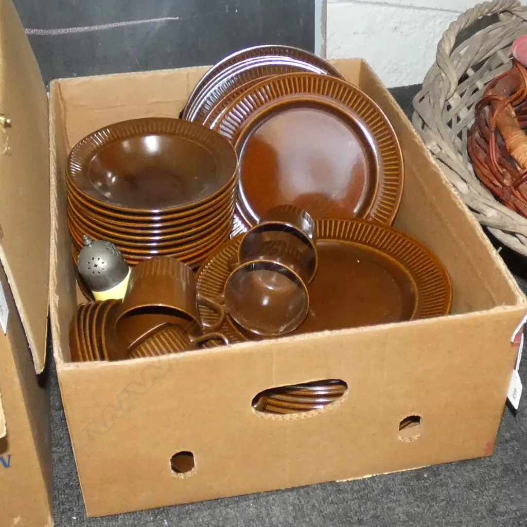 BOX LOT BROWN NZ MADE DINNER SERVICE  Image 1++