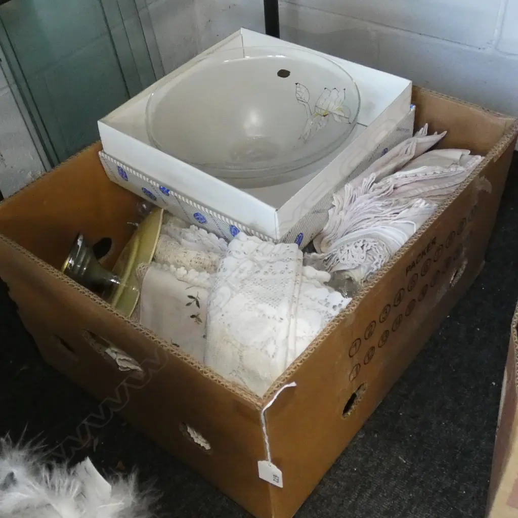 BOX LOT ASST. LINENS & BOXED GLASS BOWLS Image 1++