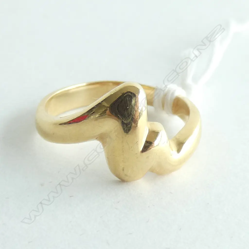 18CT GOLD MODERN DESIGN RING 3.52gms Image 1++