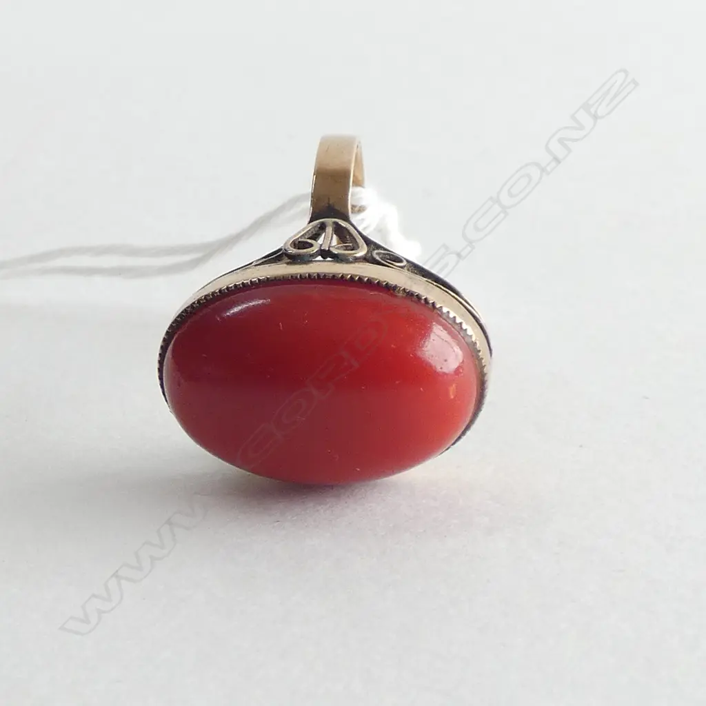 VINTAGE 18CT GOLD & NATURAL RED CORAL RING Image 1++