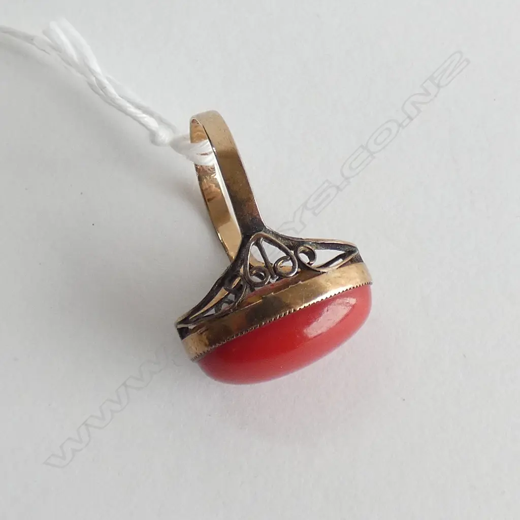 VINTAGE 18CT GOLD & NATURAL RED CORAL RING Image 1++