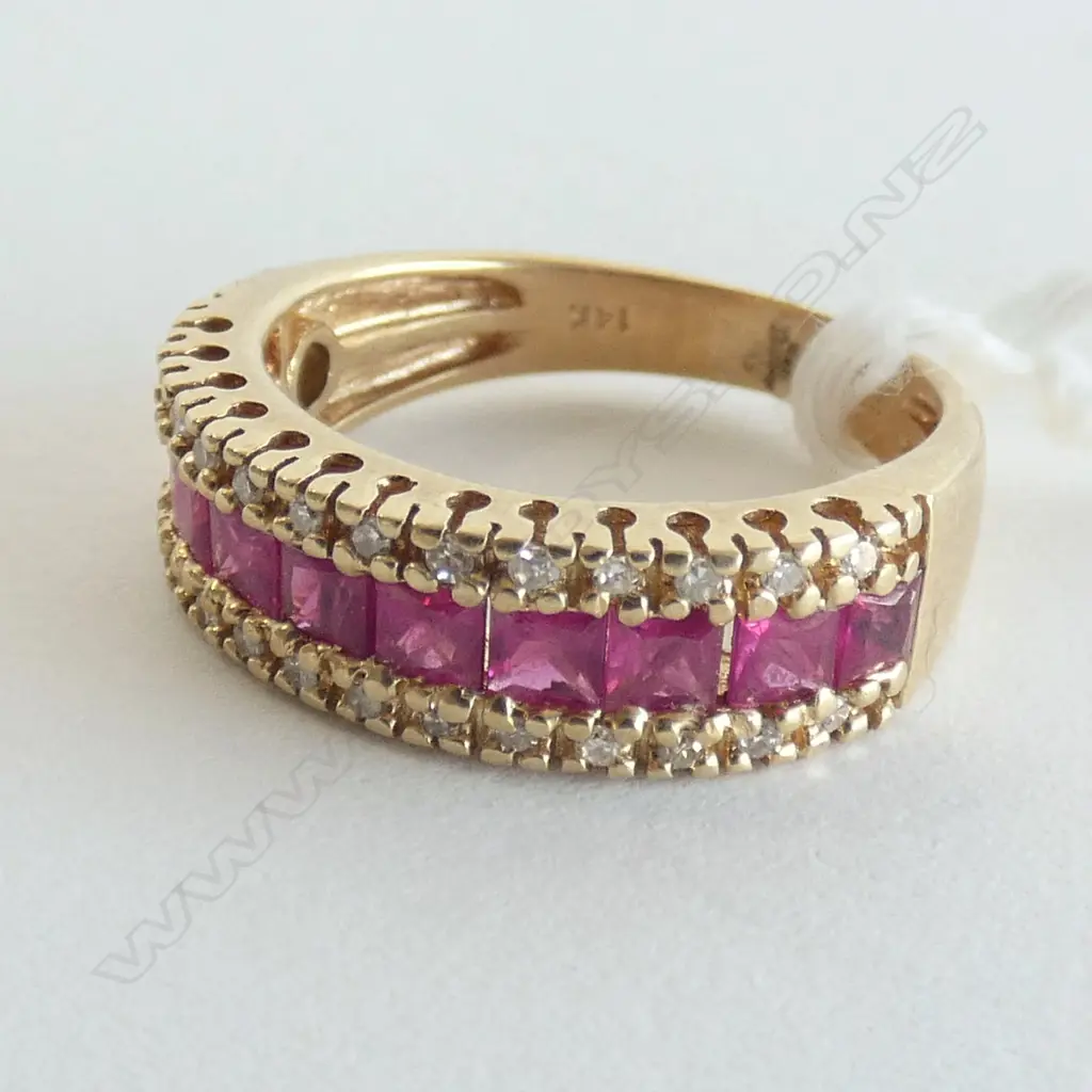 14CT GOLD RUBY & DIAMOND BAND RING Image 1++