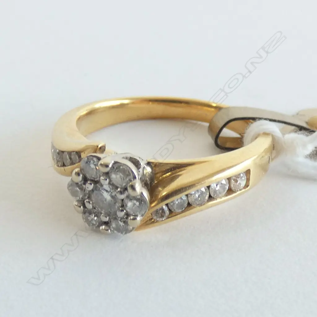 18CT DIAMOND CLUSTER RING (TICKET $1400) Image 1++