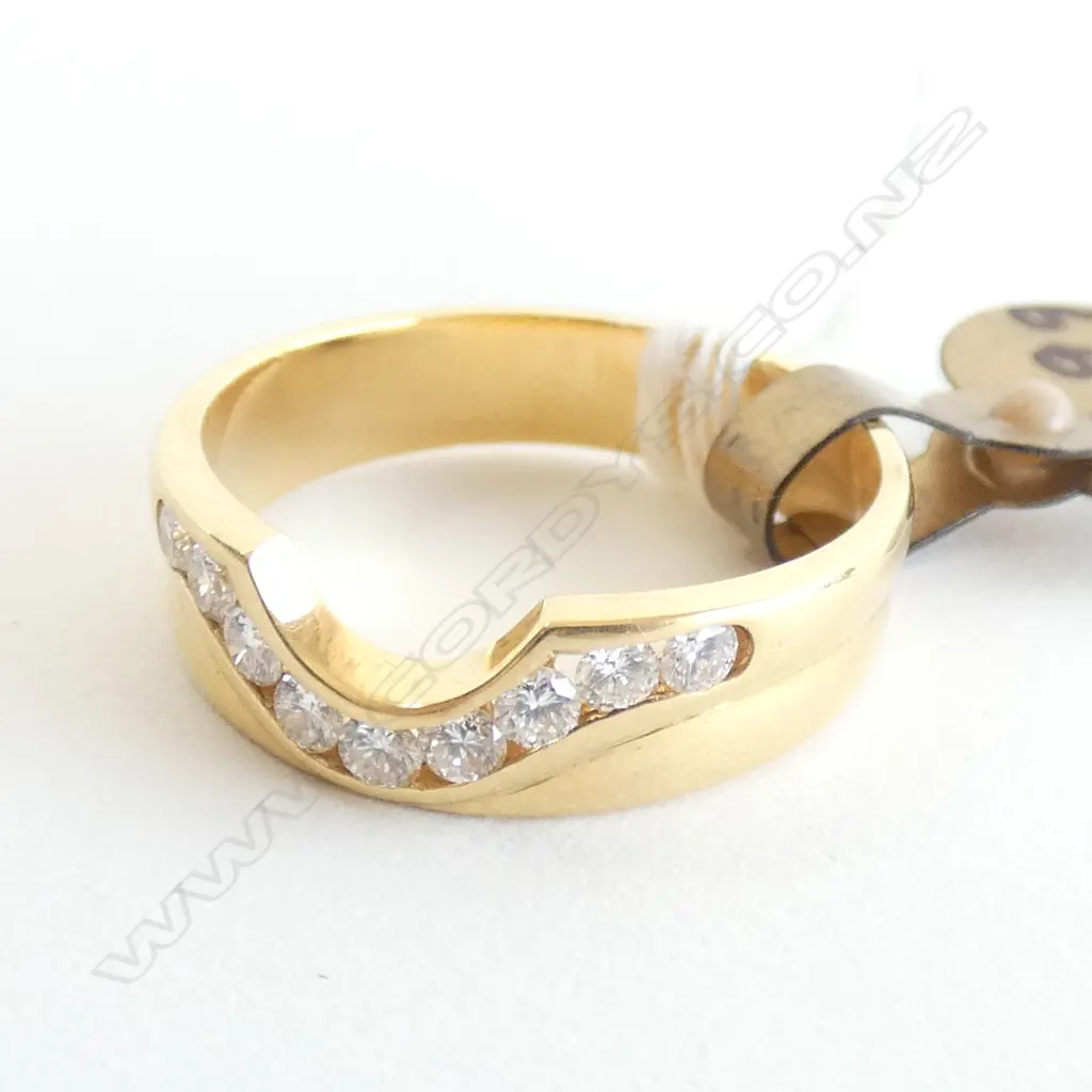 18CT & DIAMOND BAND RING 4.4gm Image 1++