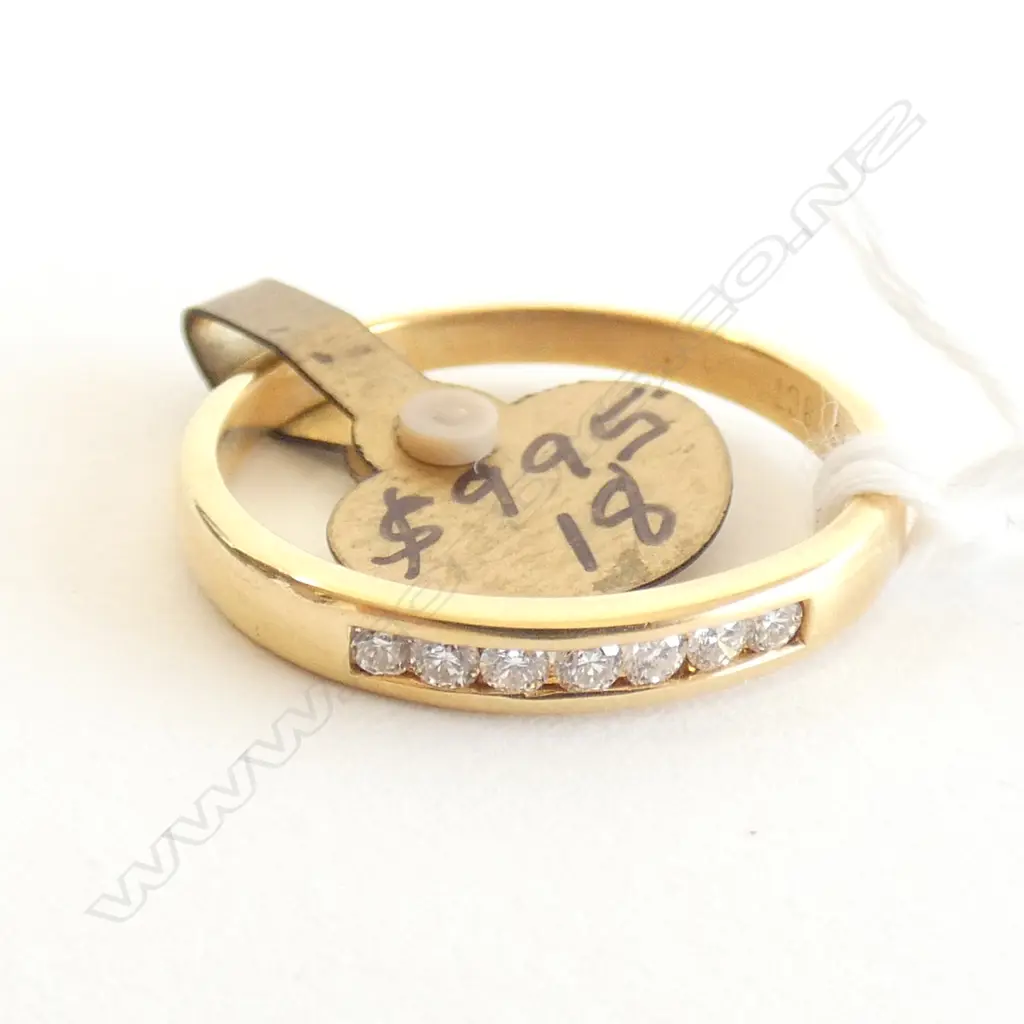 18ct GOLD & 7 DIAMOND BAND RING CANNEL SET 3.1gm Image 1++
