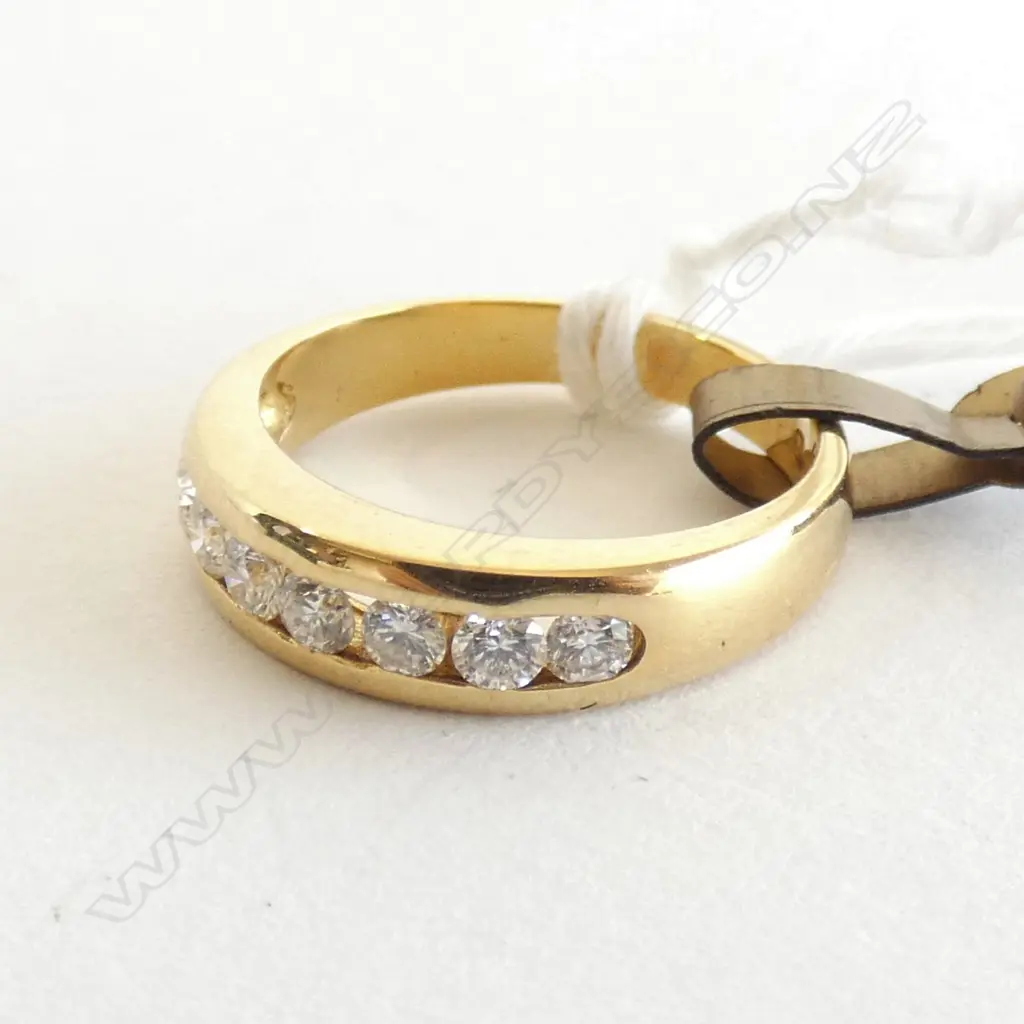 18ct GOLD & 7 DIAMOND BAND RING CANNEL SET 4gm Image 1++