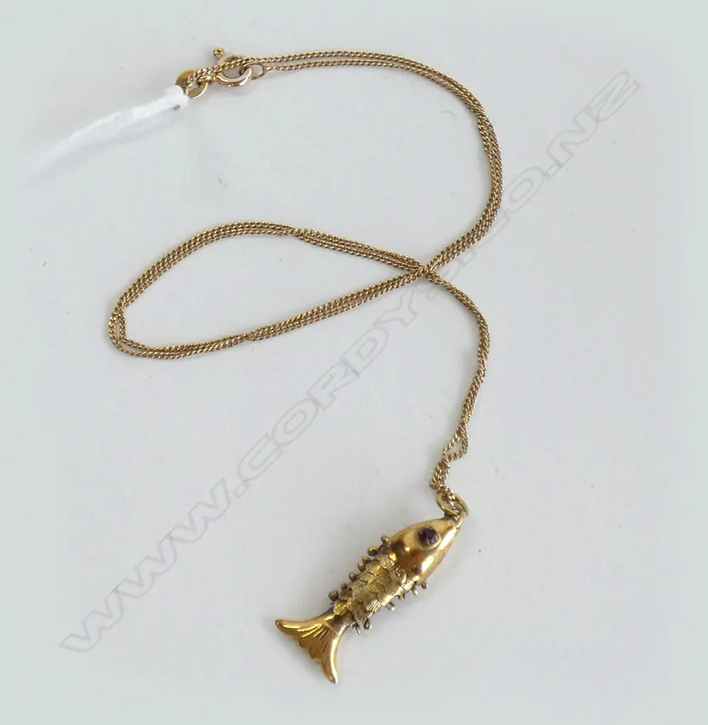 14CT GOLD CHAIN w. 9CT GOLD ARTICULATED FISH PENDANT 2.7 GRAMS Image 1++