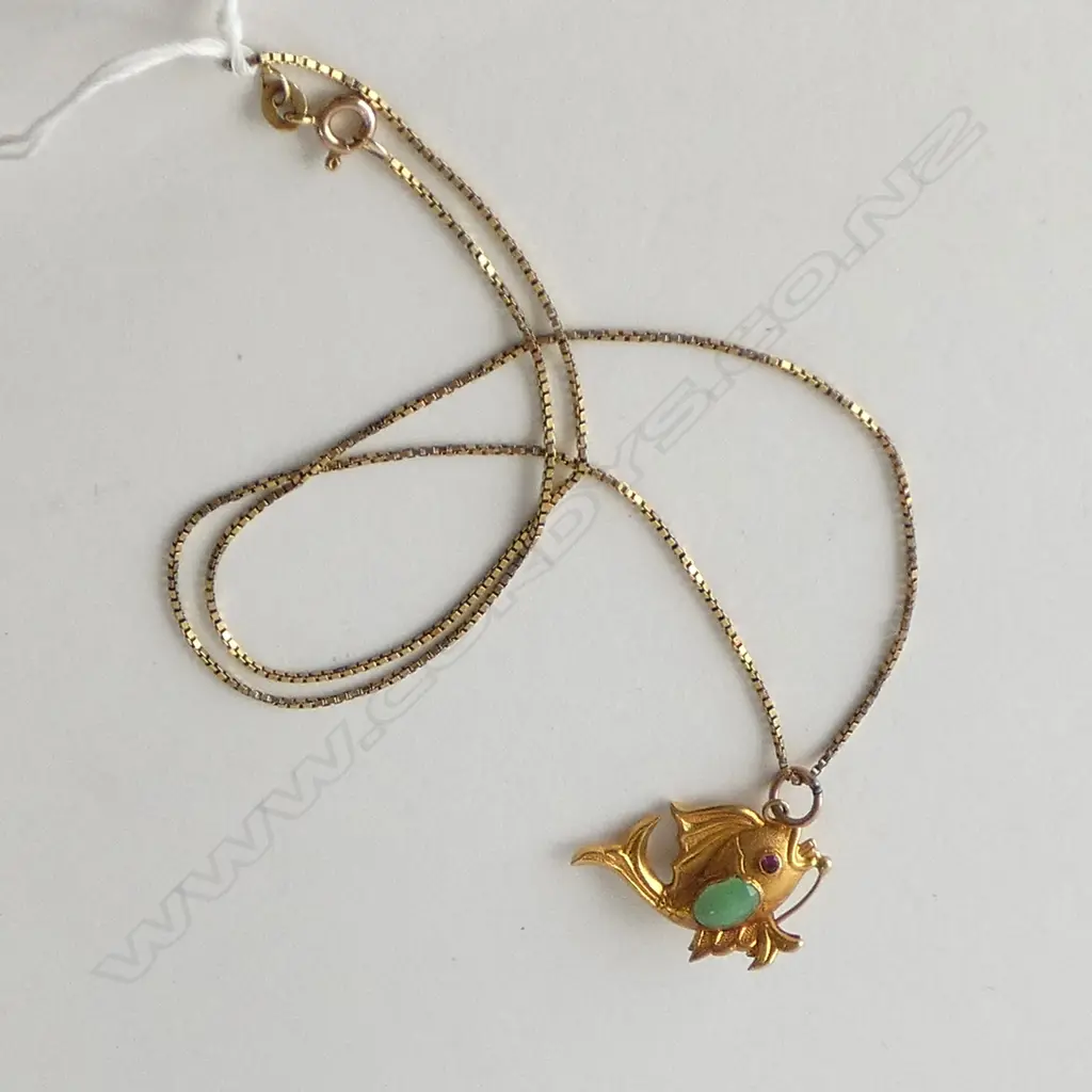 14CT GOLD JADE & PINK STONE FISH PENDANT ON 14CT GOLD CHAIN 5.5 GRAMS  Image 1++