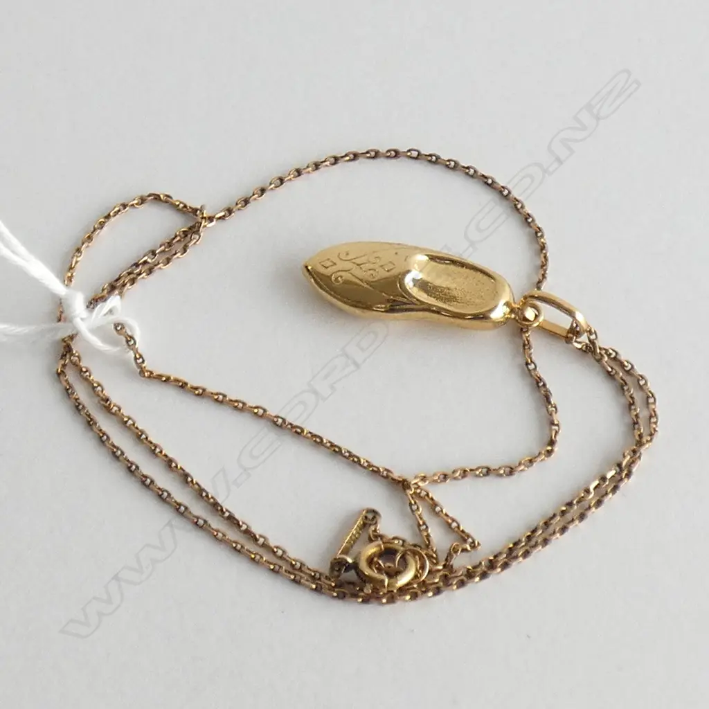 18CT ITALIAN SLIPPER PENDANT ON 18CT GOLD CHAIN 3.8 GRAMS Image 1++