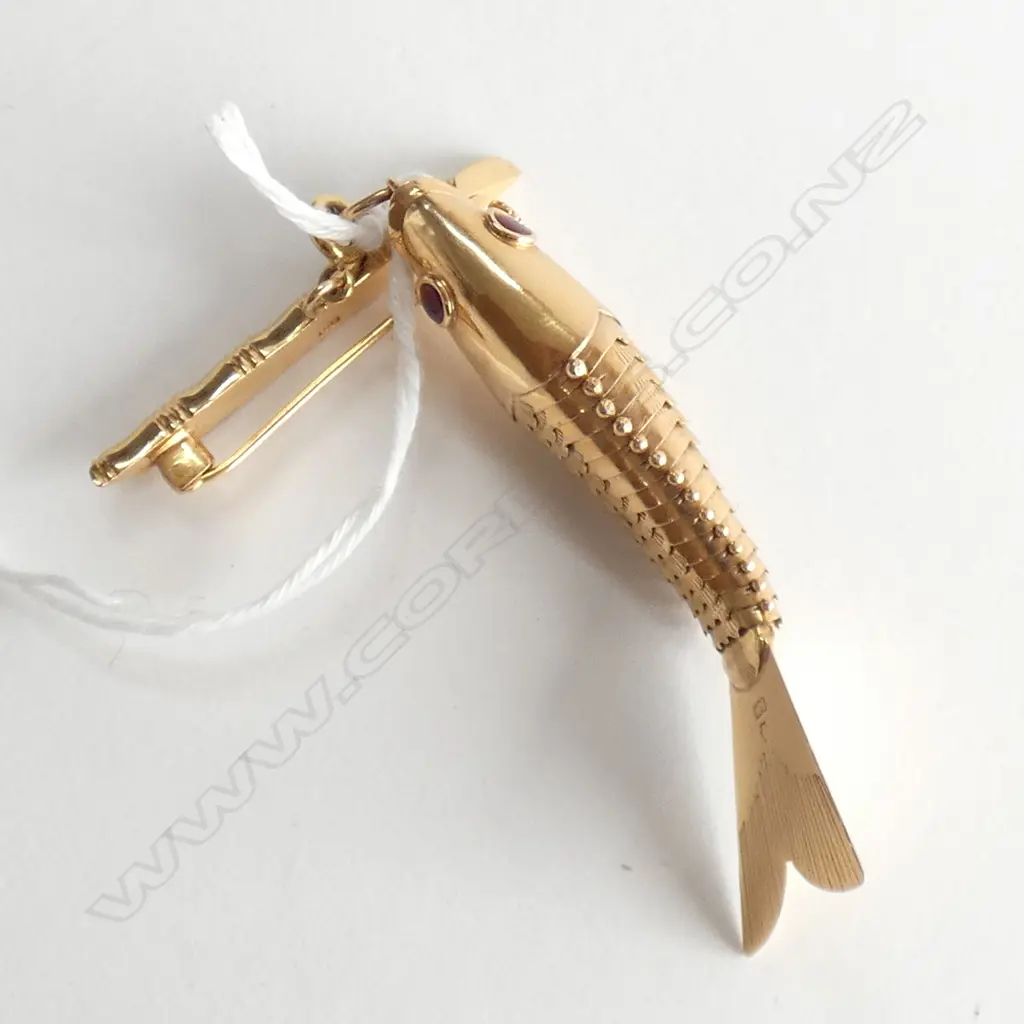18CT YG GOLD ARTICULATED FISH BROOCH 8.6 GRAMS Image 1++