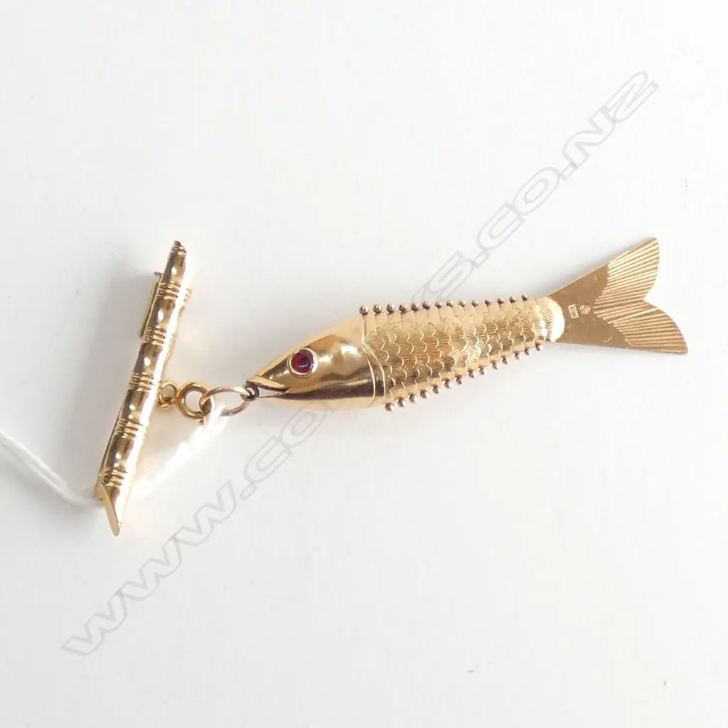 18CT YG GOLD ARTICULATED FISH BROOCH 8.6 GRAMS Image 1++
