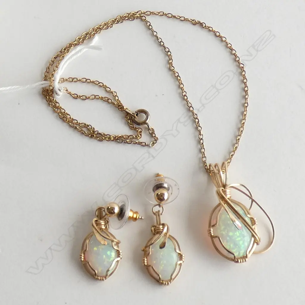 GOLD PLATE & SYNTHETIC OPAL PENDANT NECKLACE & EARRINGS SET Image 1++
