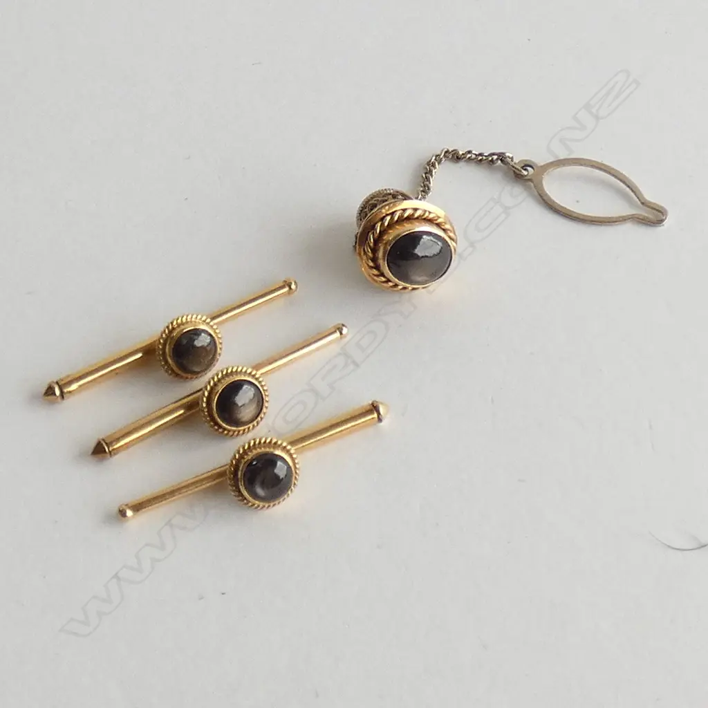 3 14 CT GOLD & SAPPHIRE ? SHIRT STUDS & TIE STUDS 8.5 GRAMS Image 1++