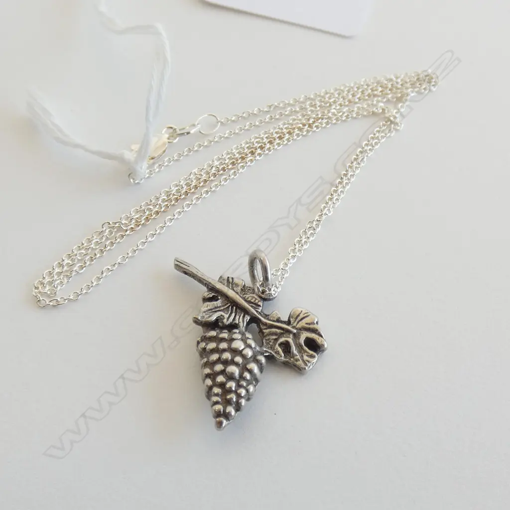 SILVER GRAPEVINE PENDANT ON CHAIN Image 1++