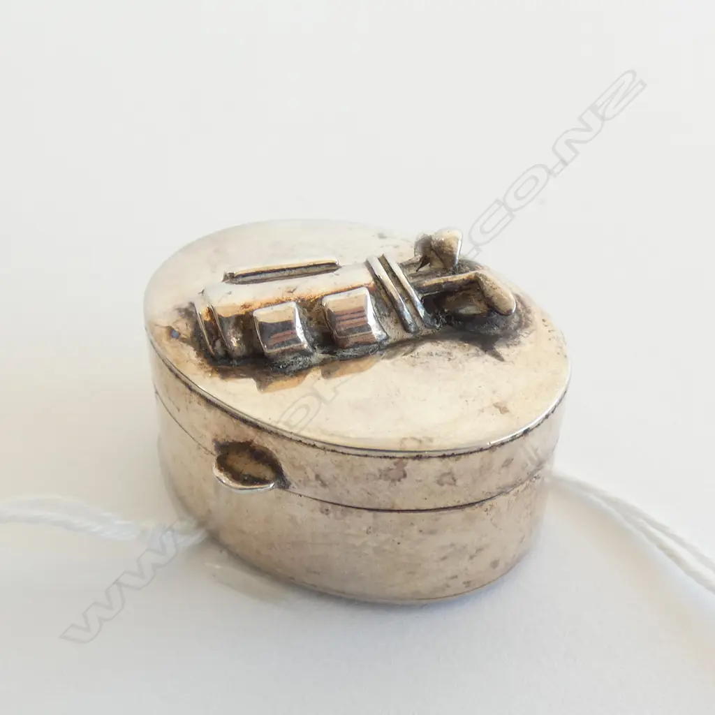 STERLING SILVER PILL BOX (GOLFER) Image 1++