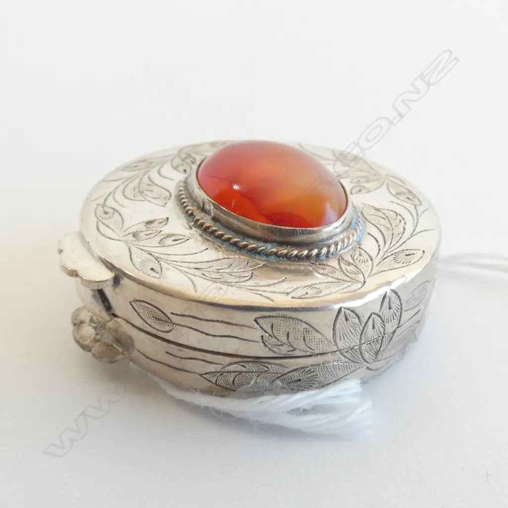 STERLING SILVER AND AGATE PILL BOX Image 1++