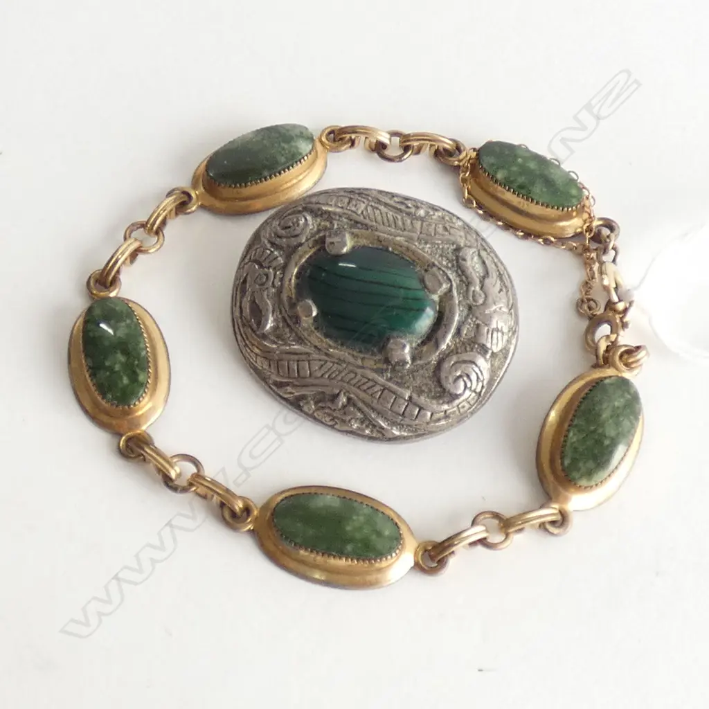 GOLD PLATE BRACELET W GREEN COLOURED STONES & METAL BROOCH Image 1++