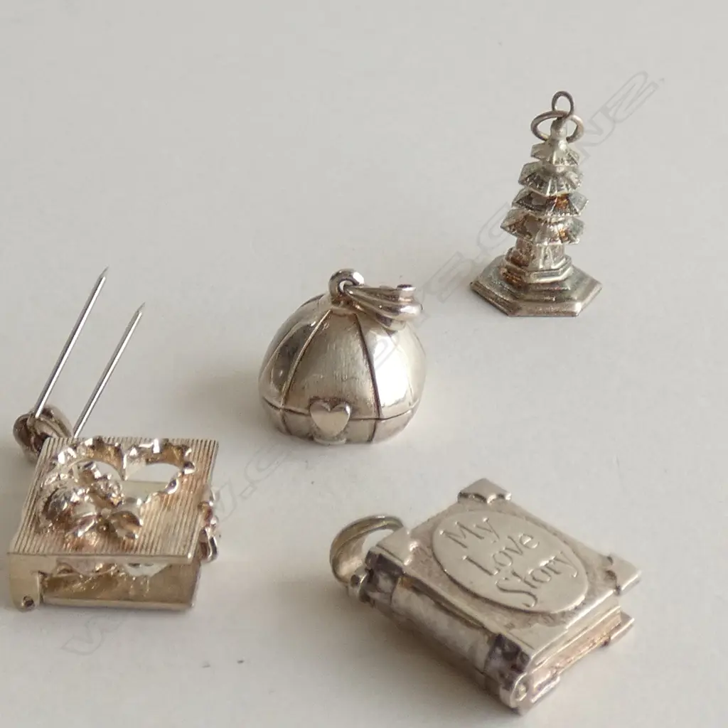 3 GARDONES STG SILVER CHARMS + 1 OTHER Image 1++