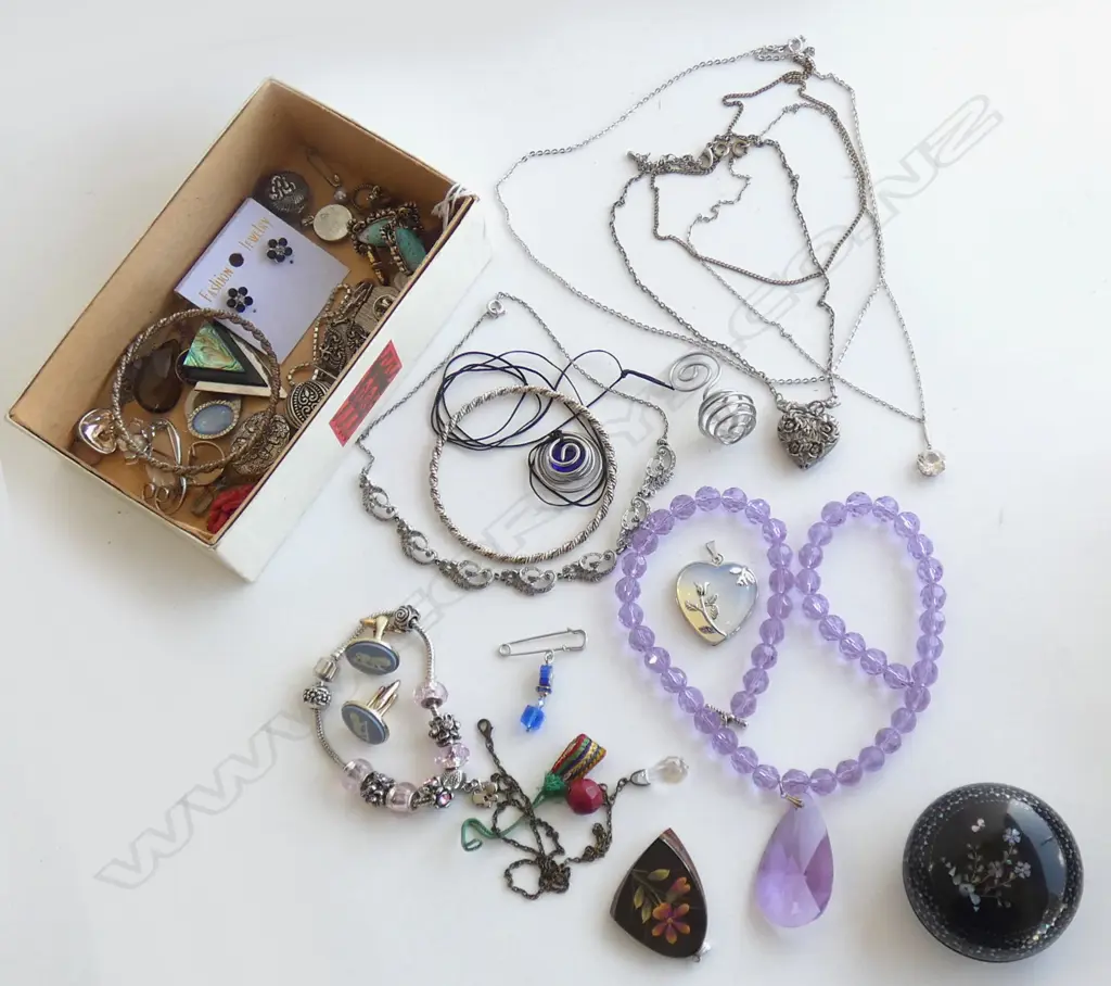 ASST. COSTUME JEWELLERY PLUS INLAYED LACQUER WARE BOX Image 1++