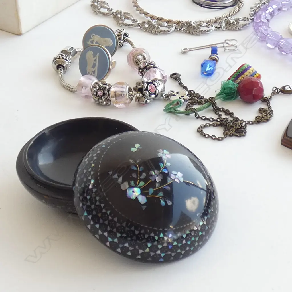 ASST. COSTUME JEWELLERY PLUS INLAYED LACQUER WARE BOX Image 1++