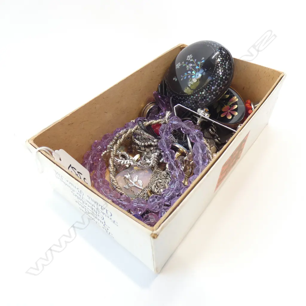 ASST. COSTUME JEWELLERY PLUS INLAYED LACQUER WARE BOX Image 1++