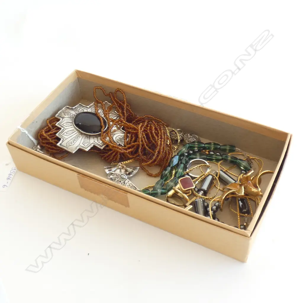 BOX RETRO JEWELLERY; EARRINGS / NECKLACES / BROOCHES ETC. Image 1++