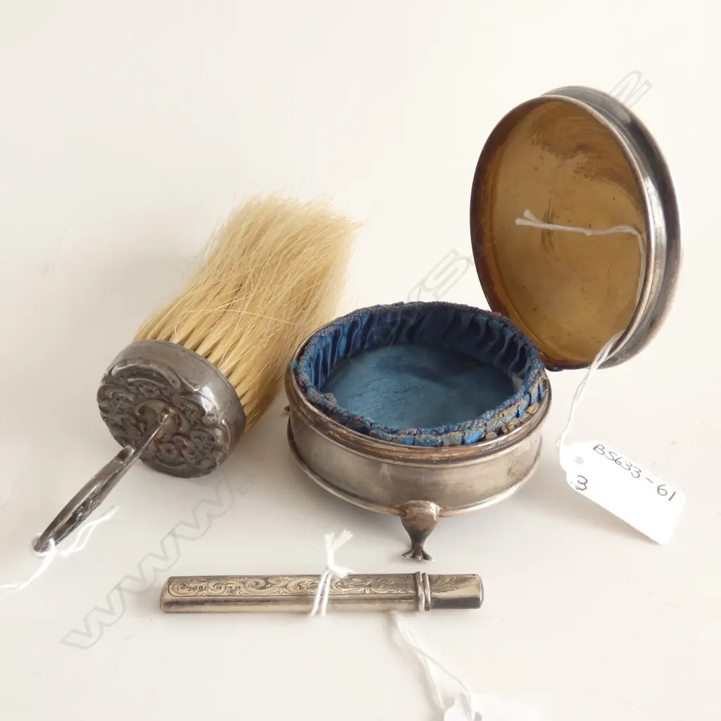STG SILVER - LIDDED TRINKET BOX (DIA 80MM) / CASED PENCIL (L 75MM) & CRUMB BRUSH Image 1++