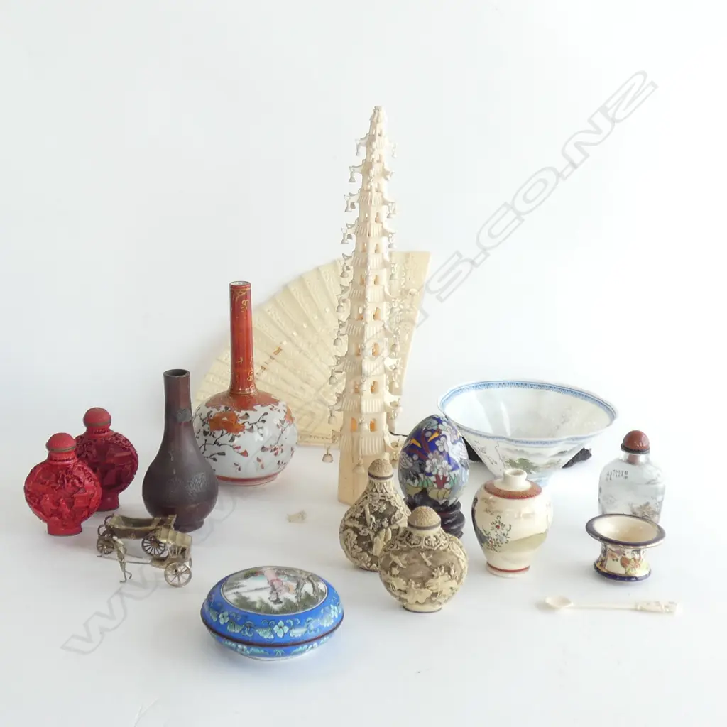 TRAY ASST. ORIENTAL ITEMS; SNUFFS, IVORY? PAGODA, ETC Image 1++