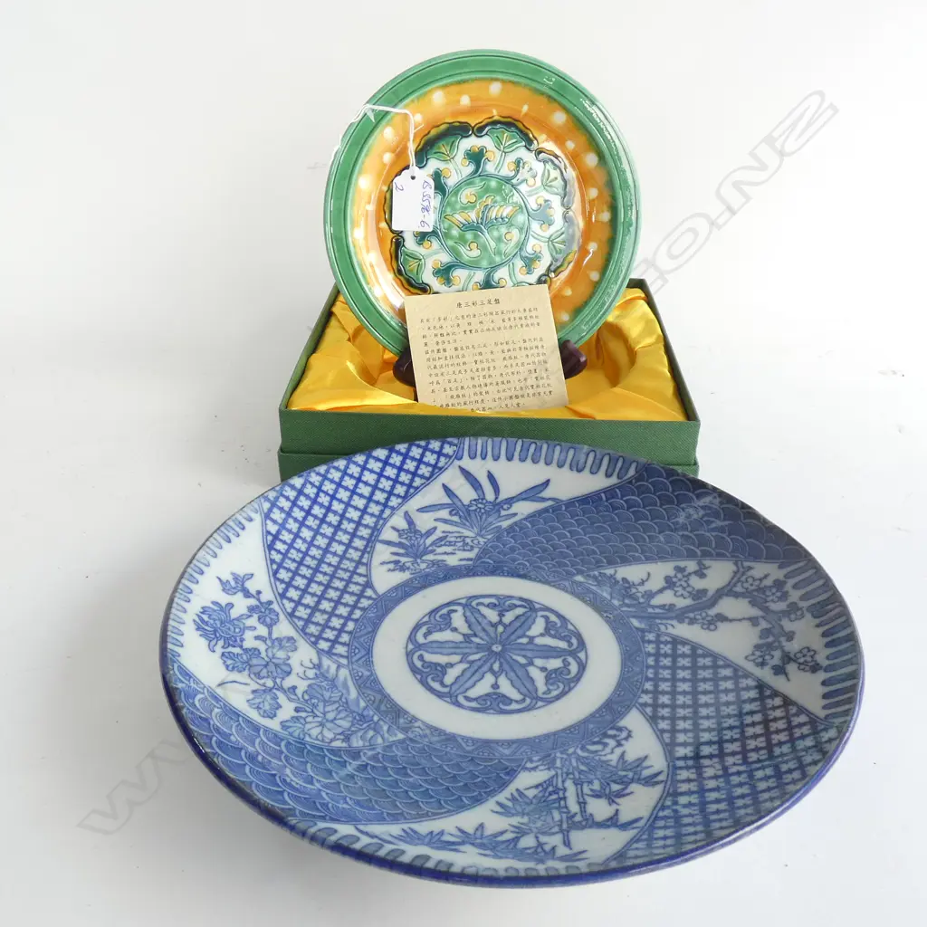 2 ORIENTAL PLATES. B&W + BOXED GREEN & YELLOW 3 LEGS Image 1++