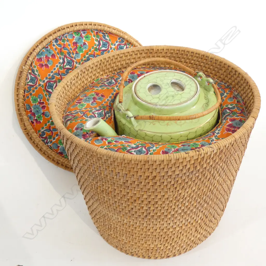 VINTAGE GREEN CHINESE TEAPOT IN WOVEN CASE Image 1++