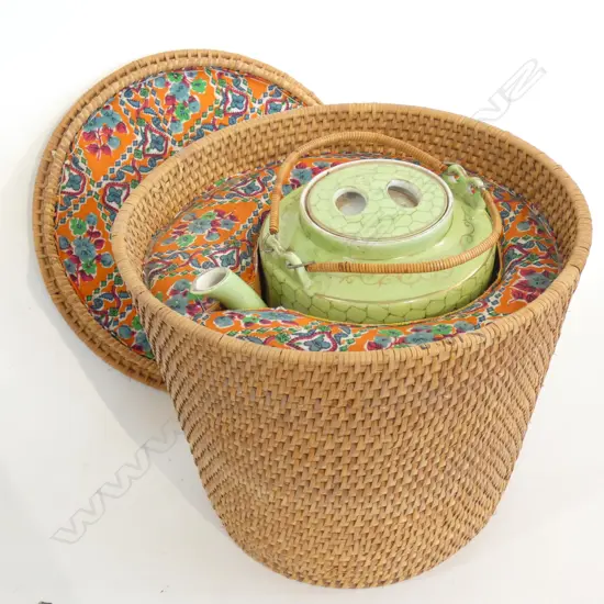 VINTAGE GREEN CHINESE TEAPOT IN WOVEN CASE