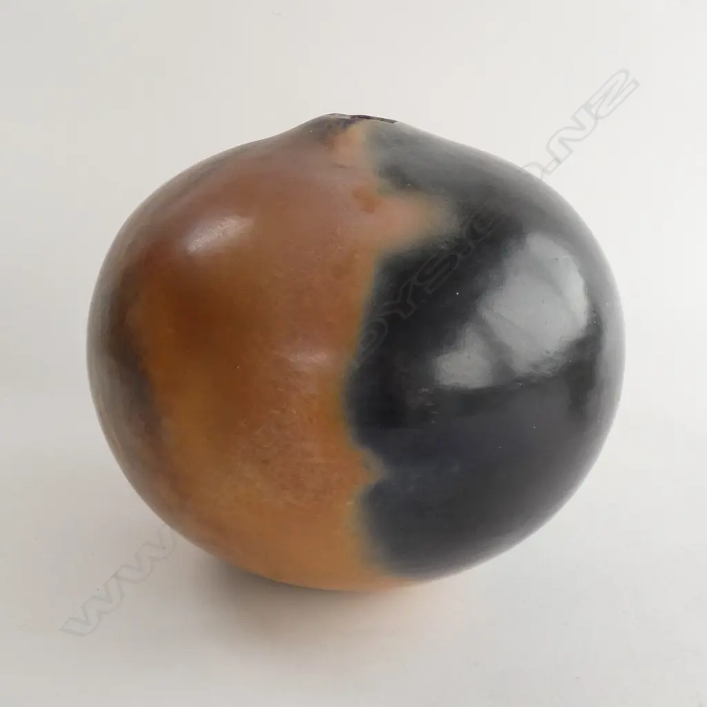 JO MUNRO RAKU FIRED STUDIO POTTERY VASE 210mm dia Image 1++
