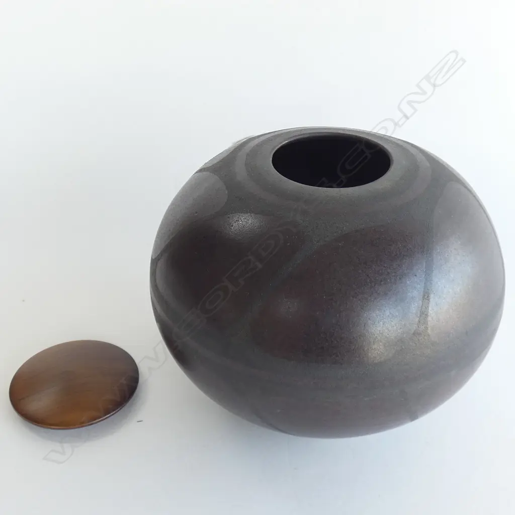 ANNEKE BORREN VASE 170mm dia Image 1++