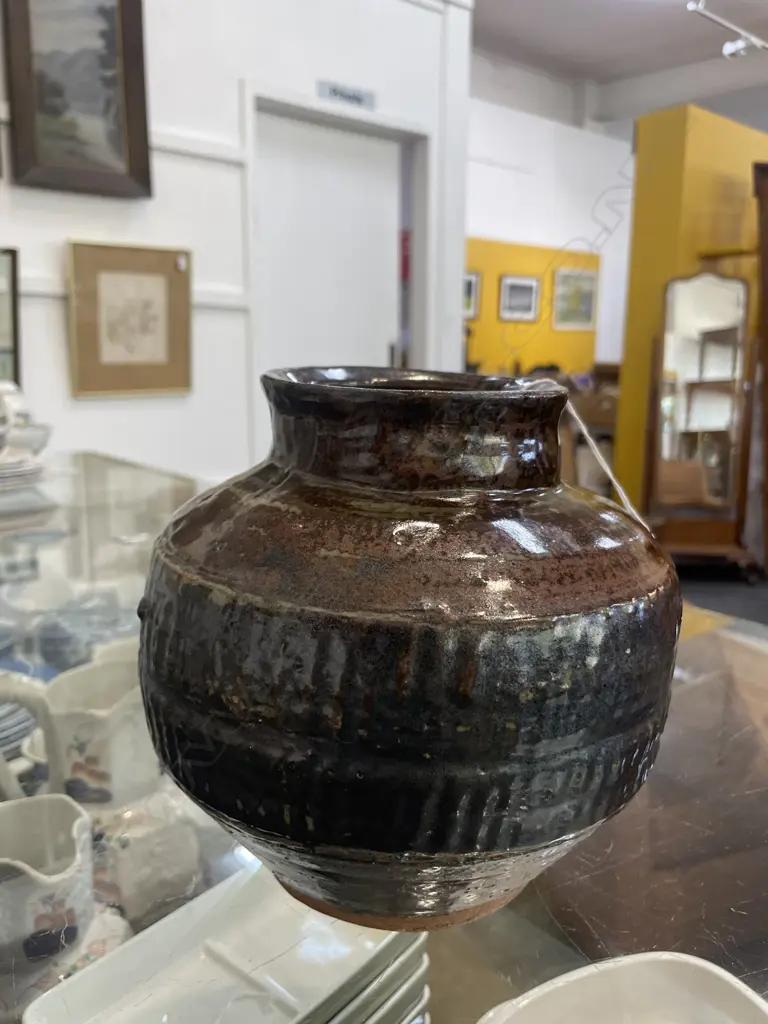 (17787)EARLY LEN CASTLE LG POTTERY VASE -  INCISED AT BASE  H 210MM Image 1++