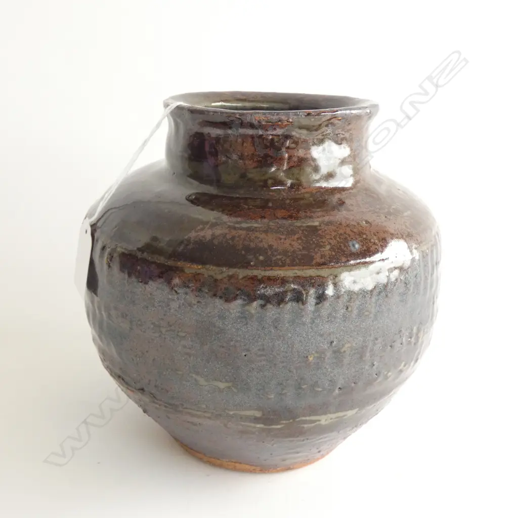 (17787)EARLY LEN CASTLE LG POTTERY VASE -  INCISED AT BASE  H 210MM Image 1++