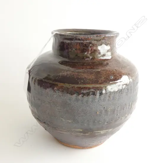 (17787)EARLY LEN CASTLE LG POTTERY VASE -  INCISED AT BASE  H 210MM