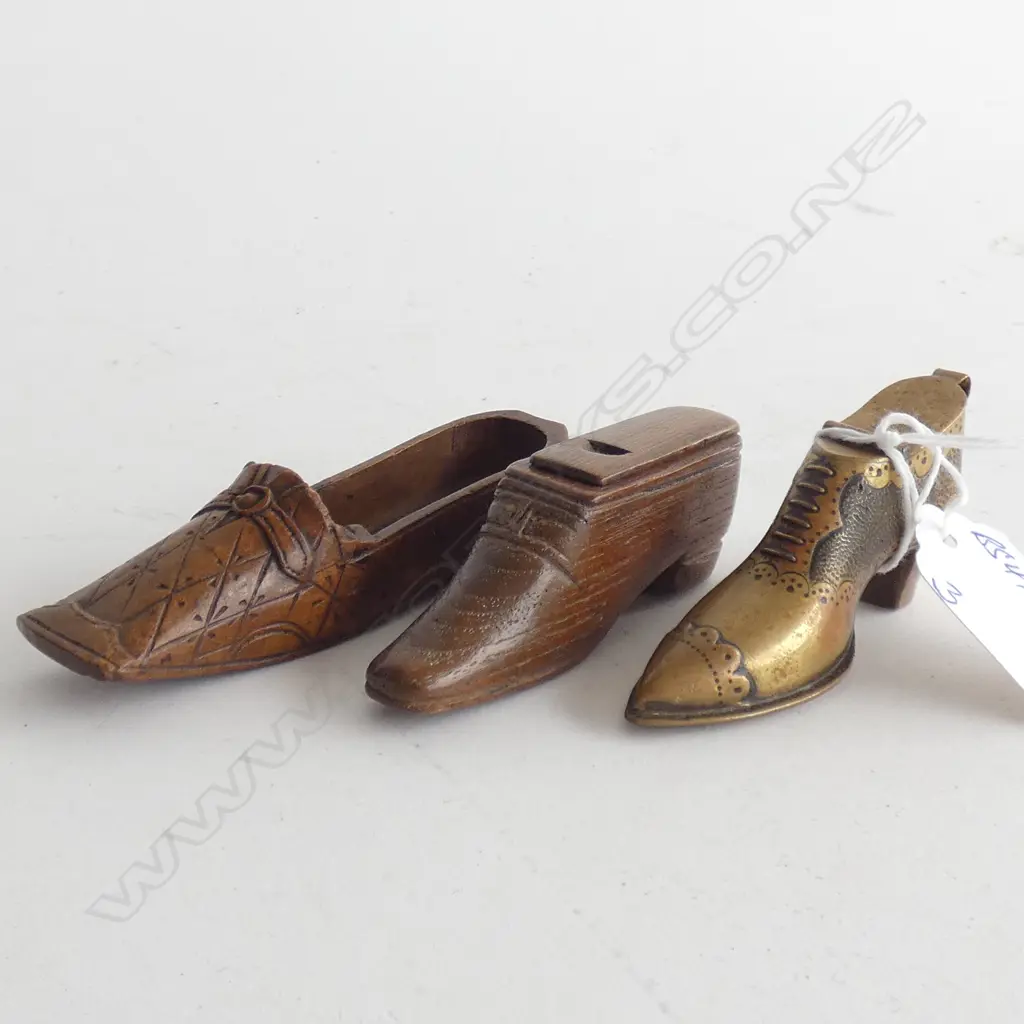 3 ANTIQUE SHOE SNUFF BOXES. 1 BRASS + 2 WOOD Image 1++